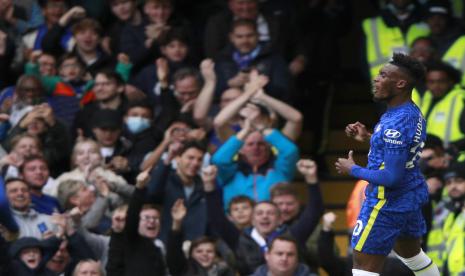 Pemain Chelsea Callum Hudson-Odoi, kanan, mencetak gol kedua timnya selama pertandingan sepak bola Liga Primer  Inggris antara Chelsea dan Norwich City di Stadion Stamford Bridge di London, Sabtu, 23 Oktober 2021.