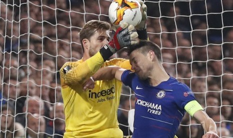 Pemain Chelsea Cesar Azpiliceuta berhadapan dengan kiper Frankfurt Kevin Trapp, saat semifinal Liga Europa.  