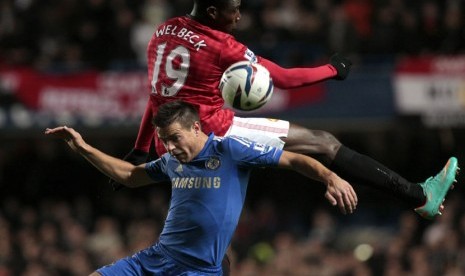  Pemain Chelsea Cesar Azpilicueta (bawah) berebut bola dengan pemain Manchester United Danny Welbeck.    (Sang Tan/AP)