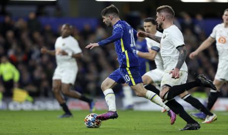 Pemain Chelsea Christian Pulisic berlari dengan bola untuk mencetak gol kedua timnya pada pertandingan leg pertama babak 16 besar Liga Champions antara Chelsea dan LOSC Lille di Stadion Stamford Bridge di London, Selasa, 22 Februari 2022. Chelsea menang 2-0 di laga itu.