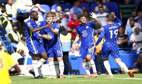 Pemain Chelsea, Christian Pulisic (dua kanan), melakukan selebrasi usai menjebol gawang Crystal Palace dalam laga Liga Primer Inggris di Stadion Stamford Bridge, London, Sabtu (14/8).