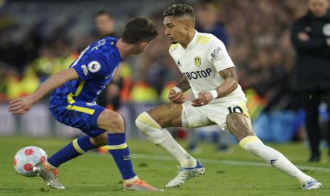 Pemain Leeds United Raphinha (kanan). Chelsea dikabarkan selangkah lagi mendapatkan jasa Raphinha.