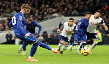 Pemain Chelsea Cole Palmer mencetak gol ke gawang Tottenham Hotspur dari titik penalti dalam pertandingan sepak bola Liga Primer Inggris di Stadion Tottenham Hotspur, London, Senin (9/12/2024) dini hari WIB.