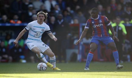 Gelandang Crystal Palace, Cheick Doucoure (kanan) dikabarkan diincar Liverpool.