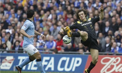 Pemain Chelsea, David Luiz (kanan), berebut bola dengan striker Manchester City, Sergio Aguero, di laga semifinal Piala FA di Stadion Wembley, London, Ahad (14/4). 