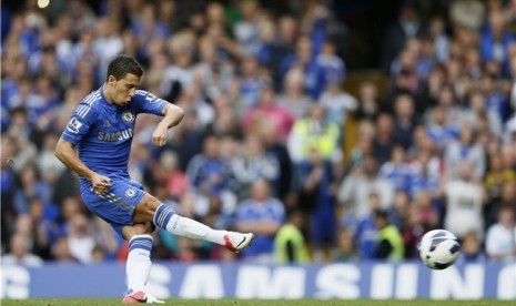 Pemain Chelsea, Eden Hazard, mencetak gol lewat titik penalti saat menghadapi Newcastle United di laga Liga Inggris di Stamford Bridge, London, Sabtu (25/8). 