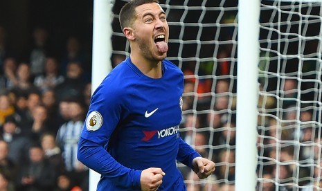 Pemain Chelsea Eden Hazard merayakan golnya ke gawang Newcastle United di Stamford Bridge, London, Inggris, Sabtu (2/12). 