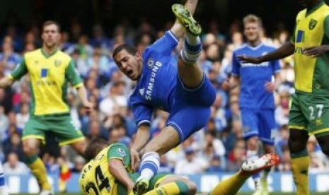 Pemain Chelsea, Eden Hazard (tengah) dilanggar pemain Norwich City, Ryan Bennet, dalam lanjutan Liga Inggris, Ahad (4/5).