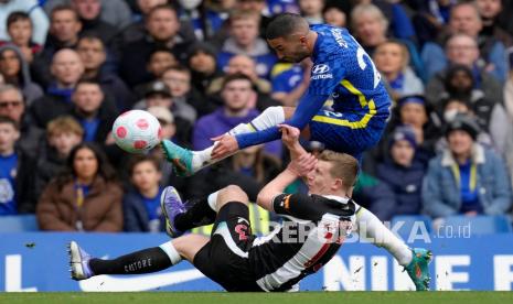  Pemain Chelsea Hakim Ziyech, dan pemain Newcastle Matt Targett, di lapangan, bersaing memperebutkan bola dalam pertandingan sepak bola Liga Inggris antara Chelsea dan Newcastle United di stadion Stamford Bridge di London, Ahad (13/3/2022) malam WIB.