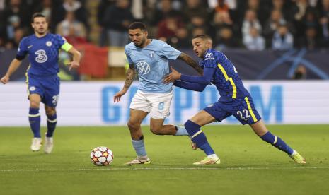 Pemain Chelsea Hakim Ziyech (kanan) berebut bola dengan pemain Malmo Sergio Pena (kiri) pada pertandingan keempat fase Grup H Liga Champions di Stadion Elenda, Rabu (3/11) dini hari WIB.