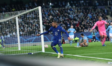 Pemain Chelsea Hakim Ziyech mencetak gol pertama timnya, selama pertandingan sepak bola penyisihan grup Liga Champions Grup H antara Malmo FF dan Chelsea di Malmo Stadion, di Malmo, Swedia, Selasa 2 November 2021.