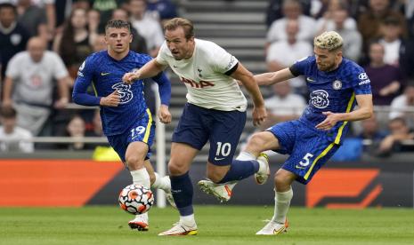 Pemain Chelsea Jorginho, kanan, mencoba menghentikan pemain Tottenham Harry Kane selama pertandingan sepak bola Liga Premier Inggris antara Tottenham Hotspur dan Chelsea di Stadion Tottenham Hotspur di London, Inggris, Minggu, 19 September 2021.