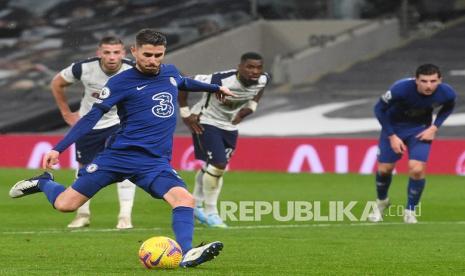 Pemain Chelsea Jorginho mencetak keunggulan 1-0 dari titik penalti pada pertandingan sepak bola Liga Utama Inggris antara Tottenham Hotspur dan Chelsea FC di London, Inggris,Jumat (5/2) dini hari WIB.