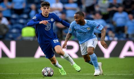 Pemain Chelsea Kai Havertz berebut bola dengan pemain Manchester City Raheem Sterling pada pertandingan Final Liga Champions di Porto, Ahad (30/5) WIB dini hari