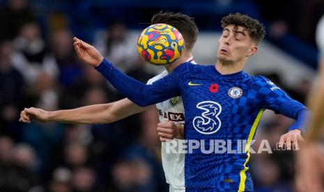  Pemain Chelsea Kai Havertz (kanan) berebut bola dengan  pemain Burnley James Tarkowski pada pertandingan sepak bola Liga Inggris antara Chelsea dan Burnley di stadion Stamford Bridge di London, Sabtu (6/11/2021)