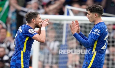  Pemain Chelsea Kai Havertz (kanan) merayakan dengan rekannya, Jorginho, pada akhir pertandingan sepak bola Liga Inggris antara Chelsea dan Newcastle United di Stadion Stamford Bridge di London, Ahad (13/3/2022) malam WIB.