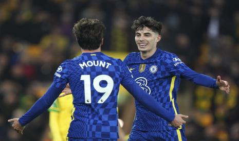 Pemain Chelsea Kai Havertz (kanan) merayakan golnya dalam pertandingan sepak bola Liga Inggris kontra Newcastle United, Ahad (13/3/2022).