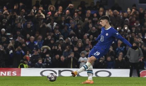 Pemain Chelsea Kai Havertz mengeksekusi penalti yang menjebol gawang Boruussia Dortmund pada leg kedua 16 besar Liga Champions di Stamford Bridge, London, Rabu (8/3/2023) dini hari WIB. 