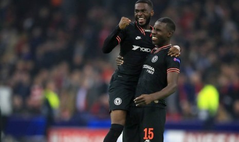 Pemain Chelsea Kurt Zouma (kanan) dan pemain Chelsea Fikayo Tomori merayakan kemenangan grup H Liga Champions antara Ajak melawan Chelsea di Amsterdam, Kamis (24/10).