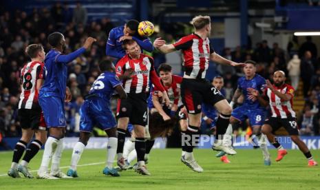 Pemain Chelsea Levi Colewill (kiri) berduel bola udara dengan pemain Brentford Sepp Van Der Berg dalam pertandingan Liga Primer Inggris di Stamford Bridge, London, Ahad (15/12/2024). 