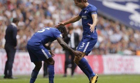 Pemain Chelsea Marcos Alonso (kanan) merayakan kemenangan dengan rekan setimnya Victor Moses usai mencetak gol melawan Tottenham Hotspur di Stadium Wembley, London, (20/8).