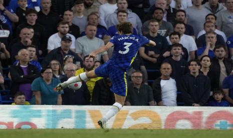 Pemain Chelsea Marcos Alonso mencetak gol pembuka timnya saat pertandingan sepak bola Liga Inggris antara Chelsea dan Leicester City di stadion Stamford Bridge di London, Jumat (20/5) dini hari WIB.