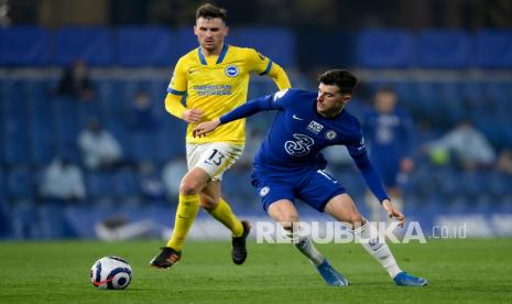 Pemain Chelsea Mason Mount (kanan) berebut bola dengan pemai  Brighton Pascal Gross pada pertandingan sepak bola Liga Utama Inggris antara Chelsea dan Brighton dan Hove Albion di Stadion Stamford Bridge di London, Rabu (21/4) dini hari WIB.