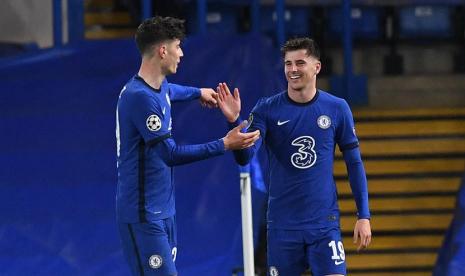 Pemain Chelsea Mason Mount (kanan) merayakan golnya ke gawang Real Madrid bersama Kai Havertz dalam pertandingan leg kedua semifinal Liga Champions di London.