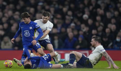 Pemain Chelsea Mason Mount, kiri, ditantang oleh pemain Tottenham Ben Davies selama pertandingan sepak bola Liga Inggris antara Chelsea dan Tottenham Hotspur di stadion Stamford Bridge di London, Inggris,Ahad, 23 Januari 2022