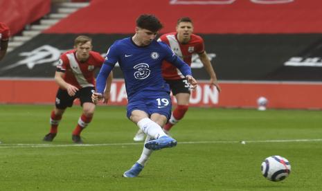  Pemain Chelsea Mason Mount mencetak gol lewat tendangan penalti selama pertandingan sepak bola Liga Utama Inggris antara Chelsea dan Southampton di Stadion St. Mary di Southampton, Inggris, Sabtu, 20 Februari 2021. 