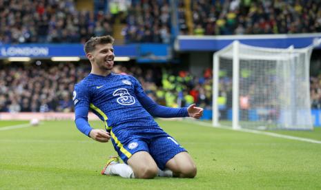 Pemain Chelsea Mason Mount merayakan setelah mencetak gol pembuka timnya selama pertandingan sepak bola Liga Premier Inggris antara Chelsea dan Norwich City di Stadion Stamford Bridge di London, Sabtu, 23 Oktober 2021