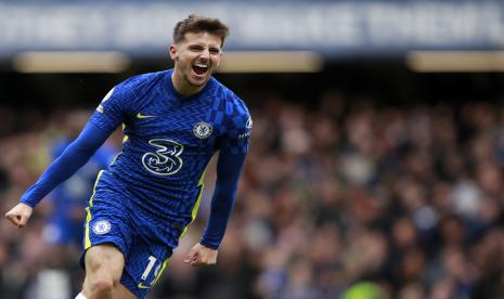 Pemain Chelsea Mason Mount mencetak gol pembuka timnya selama pertandingan sepak bola Liga Primer Inggris antara Chelsea dan Norwich City di Stadion Stamford Bridge di London, Sabtu, 23 Oktober 2021.