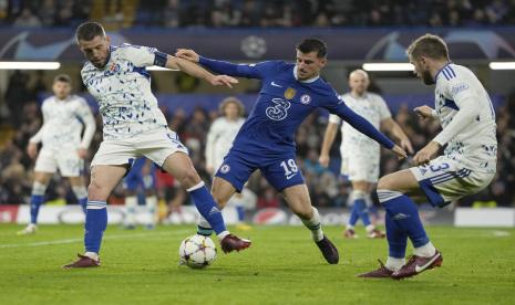  Pemain Chelsea Mason Mount (tengah) berebut bola dengan pemain Dinamo Arijan Ademi, kiri, selama pertandingan sepak bola grup E Liga Champions antara Chelsea dan Dinamo Zagreb di stadion Stamford Bridge Di London,   Kamis (3/11/2022) dini hari WIB.