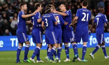  Pemain Chelsea melakukan selebrasi usai merobek jala Swansea City dalam laga Liga Primer Inggris di Stadion Liberty, South Wales, Sabtu (17/1). 