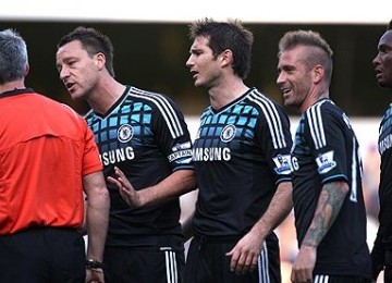 Pemain Chelsea memprotes wasit Chris Foy, pekan lalu, di Loftus Road.