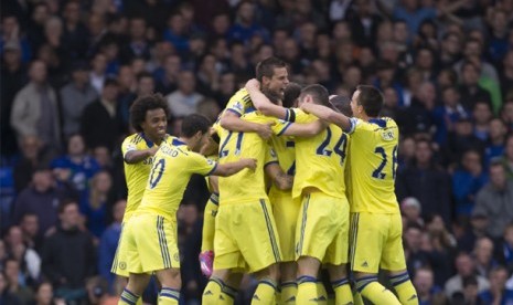 Pemain Chelsea merayakan gol ke gawang Everton, Ahad (31/8) dini hari WIB.