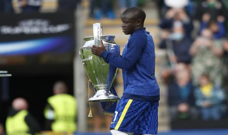 Pemain Chelsea NGolo Kante membawa trofi Liga Champions sebelum pertandingan sepak bola Piala Super UEFA antara Chelsea dan Villarreal di Windsor Park di Belfast, Irlandia Utara, Rabu, 11 Agustus 2021.