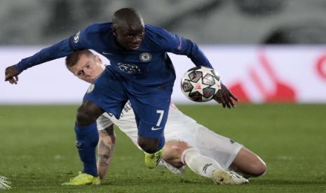 Toni Kroos mengadang gelandang Chelsea N'Golo Kante pada pertemuan leg pertama semifinal Liga Champions 2020/2021.