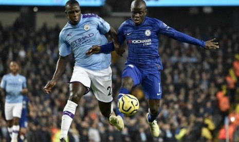 Pemain Chelsea Ngolo Kante saat melawan Manchester City di Stadion Etihad, Ahad (24/11) dini hari WIB.