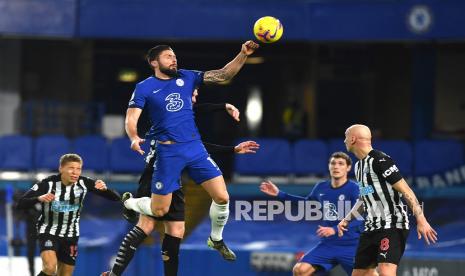 Pemain Chelsea Olivier Giroud  menyundul bola pada pertandingan sepak bola Liga Utama Inggris antara Chelsea dan Newcastle United di Stamford Bridge Stadium di London, Inggris, Selasa (16/2) dini hari WIB.