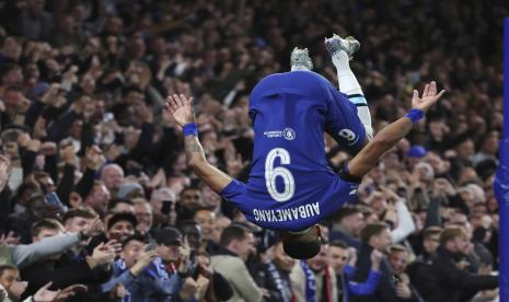  Pemain Chelsea Pierre-Emerick Aubameyang merayakan setelah mencetak gol kedua timnya selama pertandingan sepak bola Grup E antara Chelsea FC dan AC Milan, di stadion Stamford Bridge, di London, Kamis (6/10/2022) dini hari WIB. 