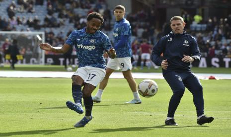 Pemain Chelsea Raheem Sterling, kiri, melakukan pemanasan jelang pertandingan sepak bola Liga Inggris antara Aston Villa dan Chelsea di Villa Park di Birmingham, Inggris, Ahad, 16 Oktober 2022.