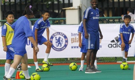 Pemain Chelsea Ramires mengamati anak-anak peserta coaching clinic bermain sepakbola di Jakarta, Rabu (24/7).   (AP/Achmad Ibrahim)