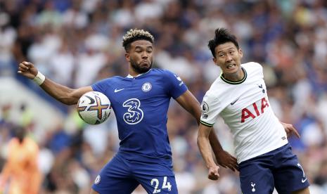 Pemain Chelsea Reece James, kiri, berduel memperebutkan bola dengan pemain Tottenham Son Heung-min dalam pertandingan sepak bola Liga Inggris antara Chelsea dan Tottenham Hotspur di Stadion Stamford Bridge di London, Ahad, 14 Agustus 2022.