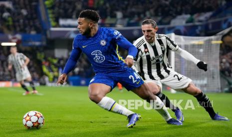  Pemain Chelsea Reece James (kiri) dari berebut bola dengan pemain Juventus Adrien Rabiot saat pertandingan sepak bola grup H Liga Champions antara Chelsea dan Juventus di stadion Stamford Bridge di London, Rabu (24/11) dini hari WIB.