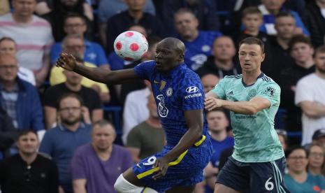  Pemain Chelsea Romelu Lukaku (kiri) ditantang pemain Leicester  Jonny Evans saat pertandingan sepak bola Liga Inggris antara Chelsea dan Leicester City di stadion Stamford Bridge di London, Jumat (20/5) dini hari WIB.