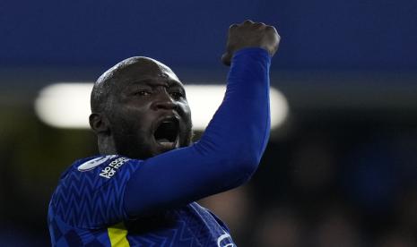 Pemain Chelsea Romelu Lukaku merayakan setelah mencetak gol pembuka timnya selama pertandingan sepak bola Liga Premier Inggris antara Chelsea dan Brighton di Stadion Stamford Bridge di London, Inggris, Rabu, 29 Desember 2021.