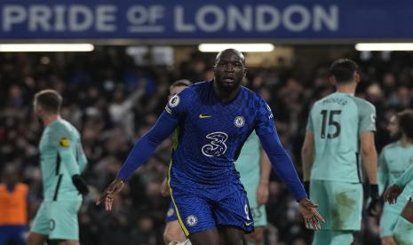 Pemain Chelsea Romelu Lukaku merayakan setelah mencetak gol pembuka timnya selama pertandingan sepak bola Liga Premier Inggris antara Chelsea dan Brighton di Stadion Stamford Bridge di London, Inggris, Rabu, 29 Desember 2021.