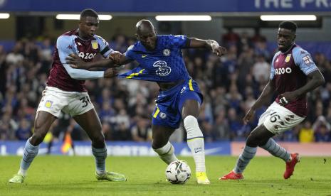 Pemain Chelsea Romelu Lukaku (tengah) berduel memperebutkan bola dengan pemain Aston Villa Kortney Hause, kiri, pada pertandingan sepak bola putaran ketiga Piala Liga Inggris antara Chelsea dan Aston Villa di Stadion Stamford Bridge di London, Kamis (23/9/2021).