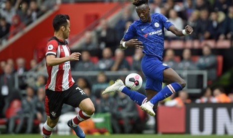 Pemain Chelsea Tammy Abraham beraksi dalam pertandingan melawan Southampton di Stadion St Mar'y pada Ahad (6/10) malam.